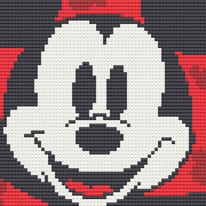 Può includere: Un'immagine pixelata del viso di Topolino. Topolino sorride con le sue grandi orecchie rotonde caratteristiche e gli occhi neri. Indossa una camicia rossa con pois bianchi.