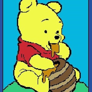 Peut inclure: Un ours en peluche jaune portant une chemise rouge est assis sur un morceau d'herbe verte, tenant un pot de miel brun et y trempant un bâton.
