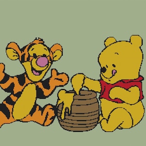 Könnte beinhalten: Eine farbenfrohe Illustration von Winnie Puuh und Tigger. Winnie Puuh ist gelb mit einem roten Hemd, und Tigger ist orange mit schwarzen Streifen. Sie befinden sich in der Nähe eines braunen Honigtopfes, aus dem Honig tropft.