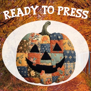 Peut inclure: Une citrouille en patchwork avec un visage sculpté, avec une tige et une variété de tissus à motifs floraux dans les tons orange, bleu et jaune. Le texte "READY TO PRESS" est affiché au-dessus de la citrouille.