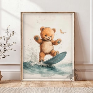 Puede incluir: Un oso de peluche marrón con una expresión feliz está montando una tabla de surf azul sobre una ola. El oso lleva un abrigo de piel marrón y tiene la barriga blanca. La ola es azul y blanca y tiene una cresta espumosa. El fondo es de color beige claro.