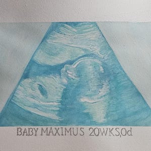Peut inclure: Une peinture à l'aquarelle d'une échographie de bébé dans des tons de bleu. L'image est de forme triangulaire, avec la forme du bébé visible à l'intérieur. Le texte "BABY MAXIMUS 20WKS,0d" est écrit en gris au bas de l'image.