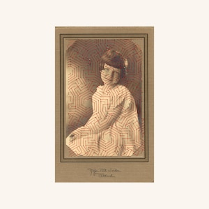 Può includere: Fotografia vintage con un motivo geometrico di linee rosse. L'immagine presenta una persona seduta, con le linee rosse che formano un disegno sulla figura. La fotografia è incorniciata con un bordo scuro e include del testo in basso.