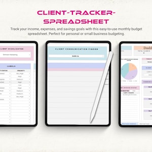 Pu&ograve; includere: Un foglio di calcolo digitale per il monitoraggio dei clienti visualizzato su tre tablet, con sezioni per evidenziatore clienti, etichette, ricerca comunicazioni e una dashboard con grafico a torta, stato fatture e registro comunicazioni.