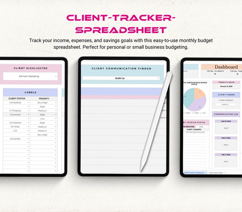 Pu&ograve; includere: Un foglio di calcolo digitale per il monitoraggio dei clienti visualizzato su tre tablet, con sezioni per evidenziatore clienti, etichette, ricerca comunicazioni e una dashboard con grafico a torta, stato fatture e registro comunicazioni.