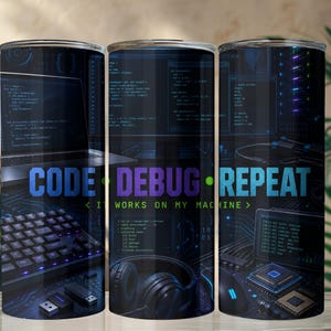 Puede incluir: Un vaso cilíndrico con un tema digital en azul oscuro y negro que muestra código informático, un teclado, auriculares y gráficos de placas de circuito. El texto dice CODE DEBUG REPEAT e IT WORKS ON MY MACHINE en letras azules y verdes.
