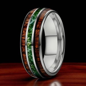 Anillo de tungsteno con ágata musgosa y madera de koa: alianza de boda de ajuste cómodo