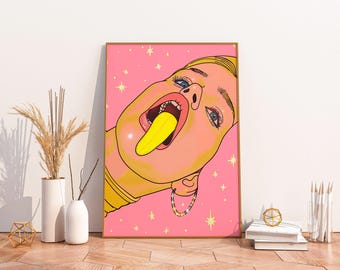 Può includere: Un'illustrazione digitale del viso di una donna con uno sfondo rosa e stelle gialle. La donna sta tirando fuori la lingua e la punta della sua lingua è gialla.