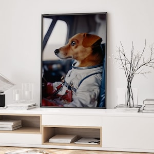 Arte murale con cane astronauta, stampa divertente con cane spaziale, poster con ritratto di animale domestico eccentrico, decorazione surreale con animali per amanti degli animali domestici e dello spazio