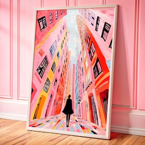 Op de afbeelding: Een kleurrijk schilderij van een straat in de stad met hoge gebouwen en een persoon die in het midden loopt. De gebouwen zijn geschilderd in tinten roze, geel en blauw. De persoon draagt een zwarte jas en loopt naar de kijker toe.