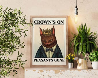 Puede incluir: Una impresión enmarcada con una ilustración de dibujos animados de un gato con una corona y un esmoquin. El texto en la impresión dice "Crown's On Peasants Gone".