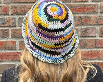 Patrón de sombrero de pescador multicolor a crochet