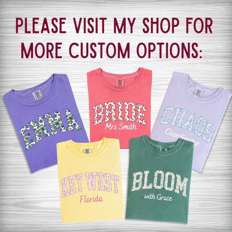 Pu&ograve; includere: Cinque magliette a girocollo in viola, corallo, viola chiaro, giallo e verde, ognuna con scritte e testi personalizzati a motivi floreali. L'immagine include il testo: PLEASE VISIT MY SHOP FOR MORE CUSTOM OPTIONS: EMMA, BRIDE Mrs Smith, CHAOS Coordinator, KEY WEST Florida e BLOOM with Grace.