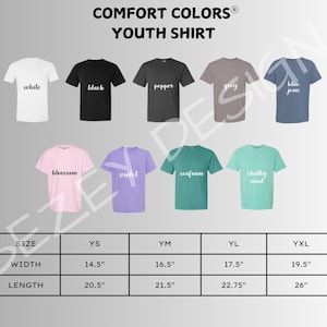 Pu&ograve; includere: Una collezione di nove magliette a maniche corte per giovani in bianco, nero, pepe, grigio, blue jean, fiore, viola, schiuma di mare e menta. Una tabella delle taglie mostra larghezze e lunghezze in pollici per YS, YM, YL e YXL. Il testo include Comfort Colors Youth Shirt e 100% Cotton.