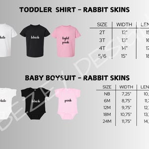 Pu&ograve; includere: Una tabella delle taglie per t-shirt da bambino e body per neonati Rabbit Skins. La tabella mostra opzioni di abbigliamento bianche, nere e rosa chiaro con le relative misure di larghezza e lunghezza in pollici per le taglie da 2T a 5/6 e da NB a 24M.