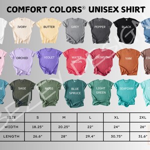 以下が含まれることがあります： 白、黒、ジーンズブルーなど、さまざまな色のComfort Colorsユニセックスシャツのディスプレイ。画像には、Sサイズから2XLサイズまでのインチ単位のサイズチャートが表示され、幅は18.25インチから26インチ、長さは26.6インチから31.6インチです。