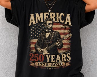 Maglietta "America 250 Years Abraham Lincoln playing Guitar 1776-2026", maglietta per il Memorial Day, maglietta vintage con bandiera USA 1776-2026, maglietta per il 4 luglio.