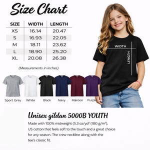 Pu&ograve; includere: Una maglietta nera Unisex Gildan 5000B YOUTH con una tabella delle taglie. La tabella mostra le misure in pollici per le taglie XS-XL. La maglietta &egrave; realizzata in cotone americano e ha uno scollo tondo. I colori disponibili sono Sport Grey, Bianco, Nero, Blu Navy, Borgogna e Viola.