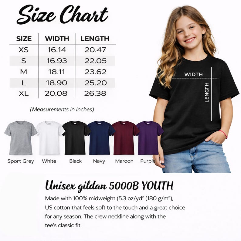 Pu&ograve; includere: Una maglietta nera Unisex Gildan 5000B YOUTH con una tabella delle taglie. La tabella mostra le misure in pollici per le taglie XS-XL. La maglietta &egrave; realizzata in cotone americano e ha uno scollo tondo. I colori disponibili sono Sport Grey, Bianco, Nero, Blu Navy, Borgogna e Viola.