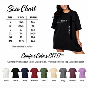 Pu&ograve; includere: T-shirt nero con tabella taglie e opzioni colore. La tabella taglie mostra le misure in pollici per le taglie S-3XL. I colori includono bianco, nero, blu navy, cremisi, muschio, avorio, grigio, espresso e viola.