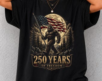 Maglietta Bigfoot 250 Years of Freedom, T-shirt patriottica Sasquatch con bandiera americana, Maglietta USA 1776-2026 Giorno dell'Indipendenza, Grafica vintage, 4 luglio