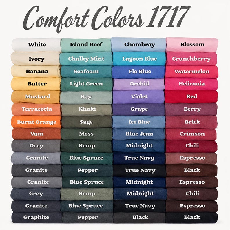 Pu&ograve; includere: Una tabella colori che mostra una variet&agrave; di colori di tessuto, tra cui bianco, blu, rosa e verde. Il testo "Comfort Colors 1717" &egrave; in alto. Ogni colore &egrave; etichettato con il suo nome, come "White", "Chambray" e "Blossom".