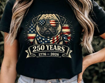 Maglietta Comfort Colors® Patriotic Pug 250 Years 1776-2026, Maglietta per il Giorno dell'Indipendenza americana, Maglietta per cani del 4 luglio, Maglietta con occhiali da sole e bandiera USA