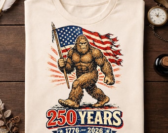 Comfort Colors® Bigfoot 250 anni 1776–2026, T-shirt con bandiera americana Sasquatch patriottico, maglietta per il 250° anniversario del Giorno dell'Indipendenza, maglietta vintage
