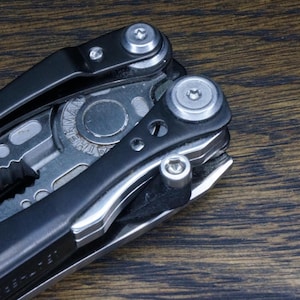 Leatherman Skeletool perno per pollice sinistro + perno per pollice destro (due opzioni)
