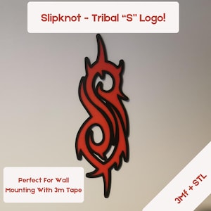 Puede incluir: Logotipo tribal "S" rojo y negro, con el texto "Slipknot - Tribal "S" Logo!" encima. El logotipo es un diseño estilizado con líneas curvas y puntas afiladas. El texto "Perfect For Wall Mounting With 3m Tape" está debajo.