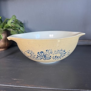 Vintage 1970&#39;s Pyrex Homestead Cinderella Mixing Bowl - Speckled Brown with Blue Pattern
