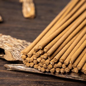 Vietnam Agarwood Räucherstäbchen, Warm & Süßes Aroma, 30 Minuten Brenndauer