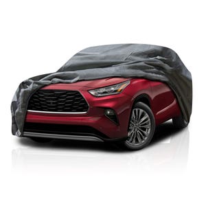 Peut inclure: Un SUV rouge est partiellement recouvert d'une housse de voiture grise. L'avant du véhicule est visible, mettant en valeur les phares, la calandre et une partie du pneu. La housse de voiture recouvre le dessus de la voiture.