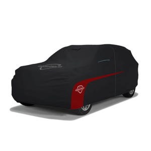 Puede incluir: Funda negra para coche con una franja roja y el logotipo "Dashield". La funda está diseñada para proteger un vehículo de los elementos. La funda está sobre un coche.