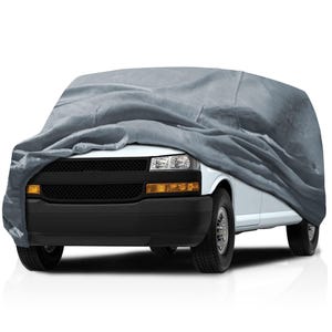 Op de afbeelding: Een grijze autohoes over een witte bestelwagen. De hoes bedekt het grootste deel van het voertuig en onthult de grille, koplampen en banden. De bestelwagen heeft een zwarte bumper en een zwarte grille.