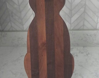 Tabla de cortar o de embutidos con diseño de gato. Hecha a mano con madera de cerezo y nogal procedente de un aserradero local.