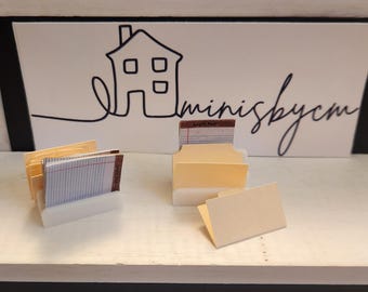 Accesorios de escritorio en miniatura hechos a mano: archivadores, carpetas, blocs de notas, soportes para casa de muñecas. Escala 1:12.