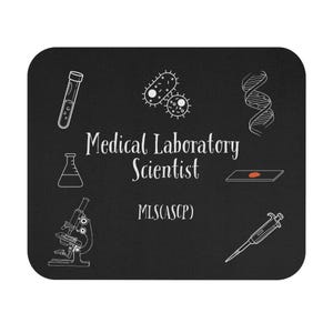 Puede incluir: Ilustración en blanco y negro de herramientas de laboratorio médico sobre un fondo negro. La ilustración incluye un microscopio, un tubo de ensayo, un vaso de precipitados, una placa de Petri, una pipeta y una hebra de ADN. El texto "Medical Laboratory Scientist" y "MLS(ASCP)" también está incluido.