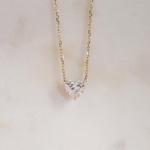 Delicata collana a forma di cuore in moissanite con catena regolabile e ciondolo solitario con diamante sintetico, impilabile, ideale come regalo di compleanno, anniversario o festa della mamma.