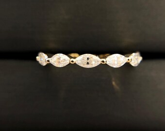 Anel empilhável em ouro 14k com meia aliança cravejada com diamantes sintéticos em lapidação marquise