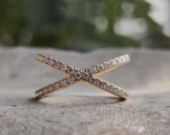 Anillo de oro de 14 quilates con diamantes cruzados y banda de diamantes cultivados en laboratorio engastados en pavé.