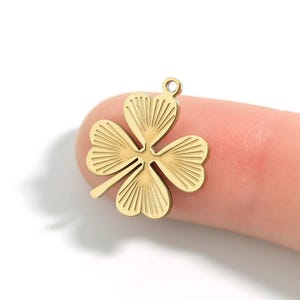 Lucky Sunburst: Stalowy naszyjnik z zawieszką w kształcie czterolistnej koniczyny – biżuteria na szczęście, nie matowiejąca, hipoalergiczna, codzienny prezent dla niej