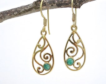 Emerald gold filigree dangle earring