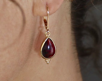 Teardrop Garnet gold dangle earring for woman, Red earring, Vintage earrings, Boho gold earrings