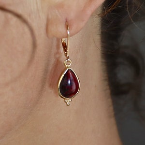 Teardrop Garnet gold dangle earring for woman, Red earring, Vintage earrings, Boho gold earrings