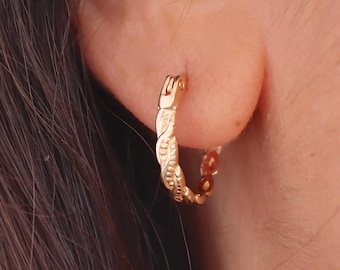 Kleine massive 14K Gold Twisted Creolen, Huggie Gold Creolen