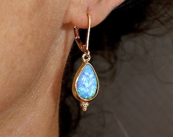 Brincos pendentes em formato de gota com opala azul em ouro maciço 14k