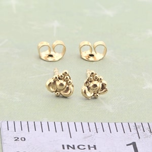 Petites puces d'oreilles en or massif 14 carats