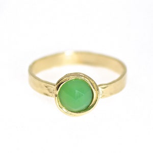 Jade gold ring, Green stone solid 14k gold ring band, Hammered gold ring with stone