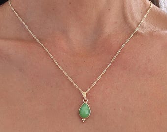 Collar con colgante de lágrima de jade verde: oro macizo de 14 quilates